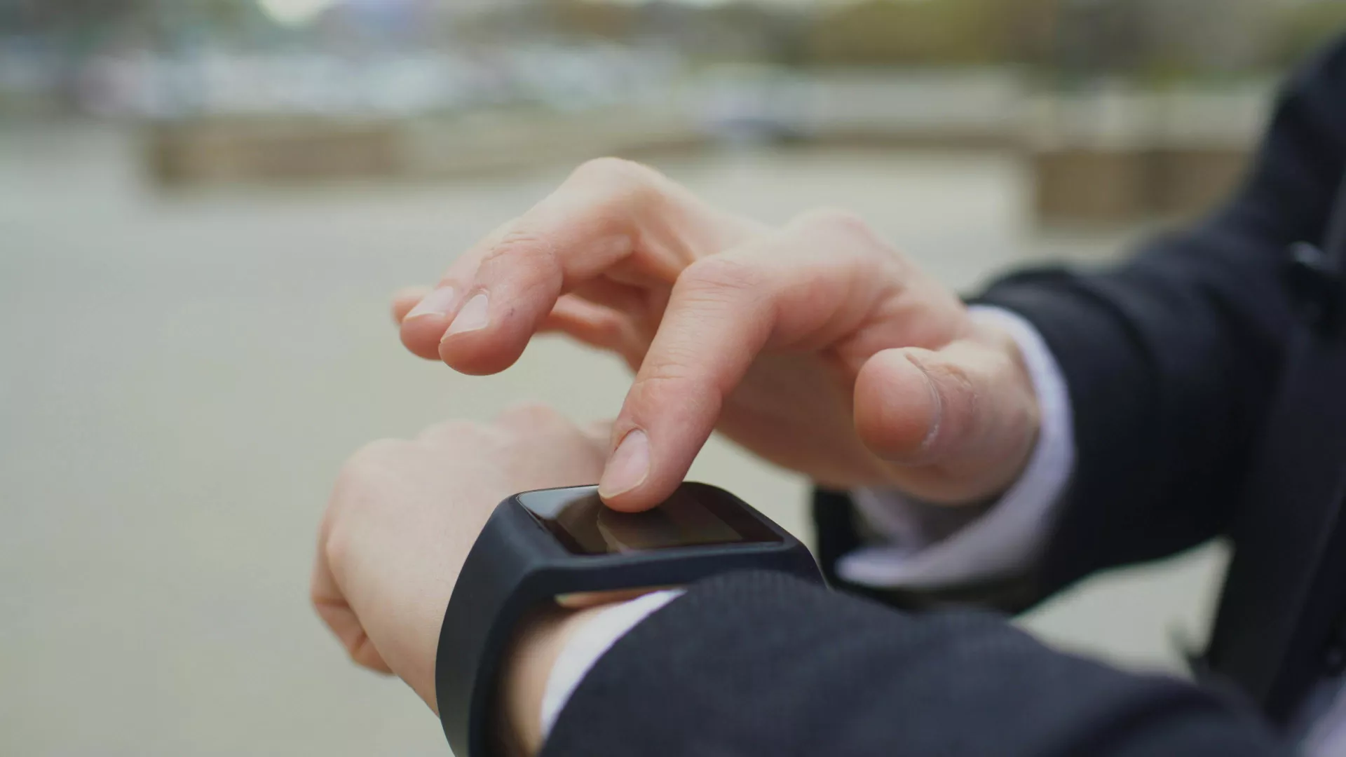 Nahaufnahme einer Smartwatch am Handgelenk, auf die ein Finger tippt – Symbol für digitale Souveränität, Gesundheits-Tech und die Kontrolle über die eigene Gesundheit durch moderne Wearables.