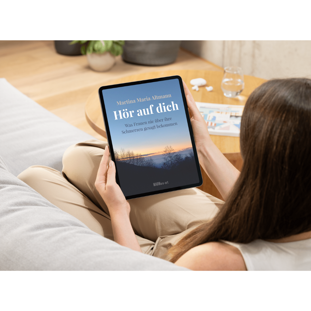 Frau liest Buch "Hör auf dich" von Martina Maria Altmann – Inspiration und Verständnis bei Endometriose-Schmerzen statt medizinischem Ratgeber